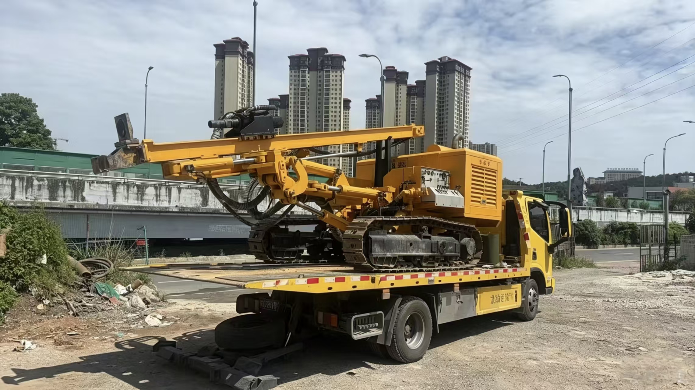 Various DTH drills, high-lift drills and air compressors for sale.