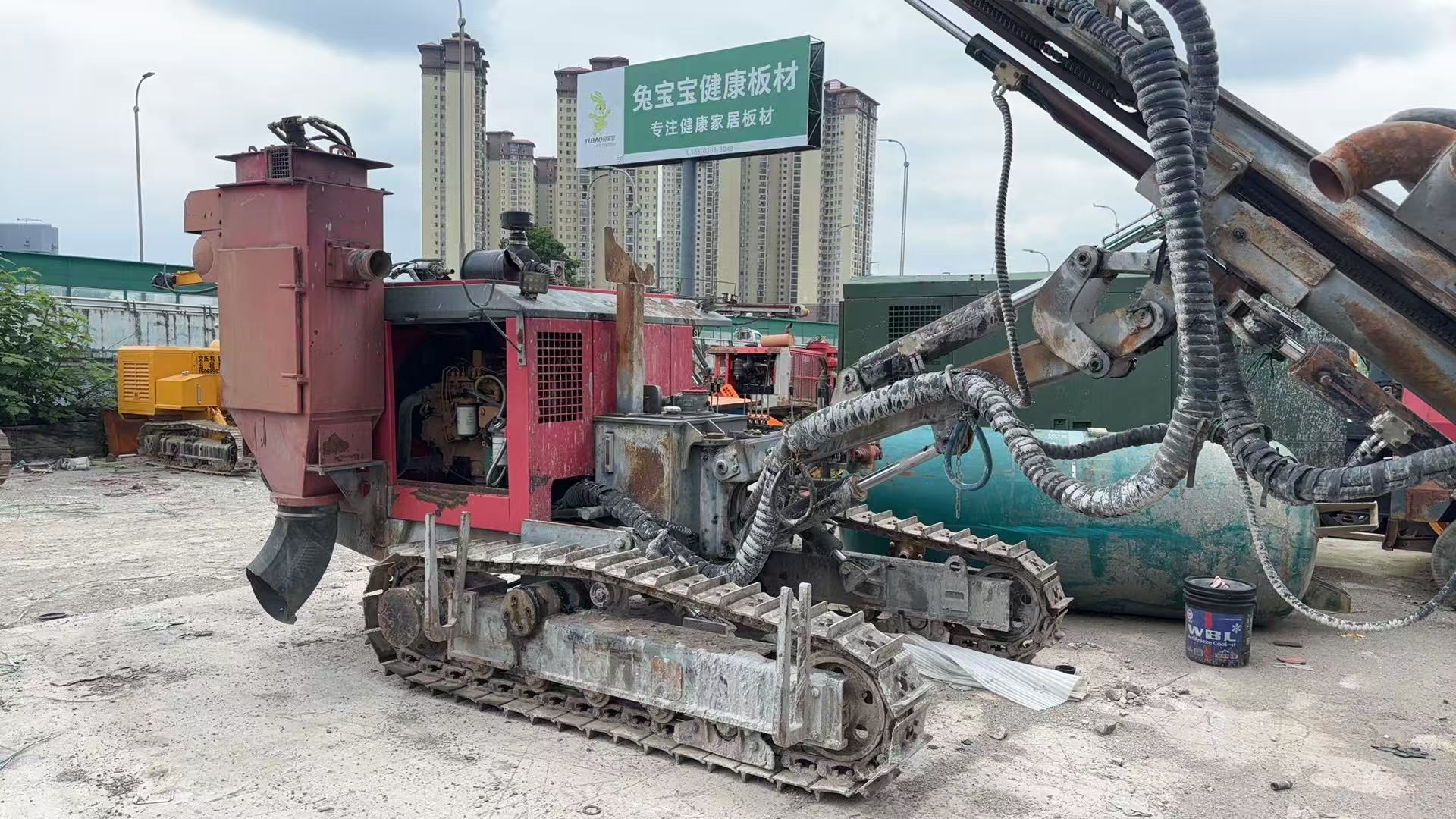Various down‑the‑hole drills, high‑lift drills and air compressors for sale